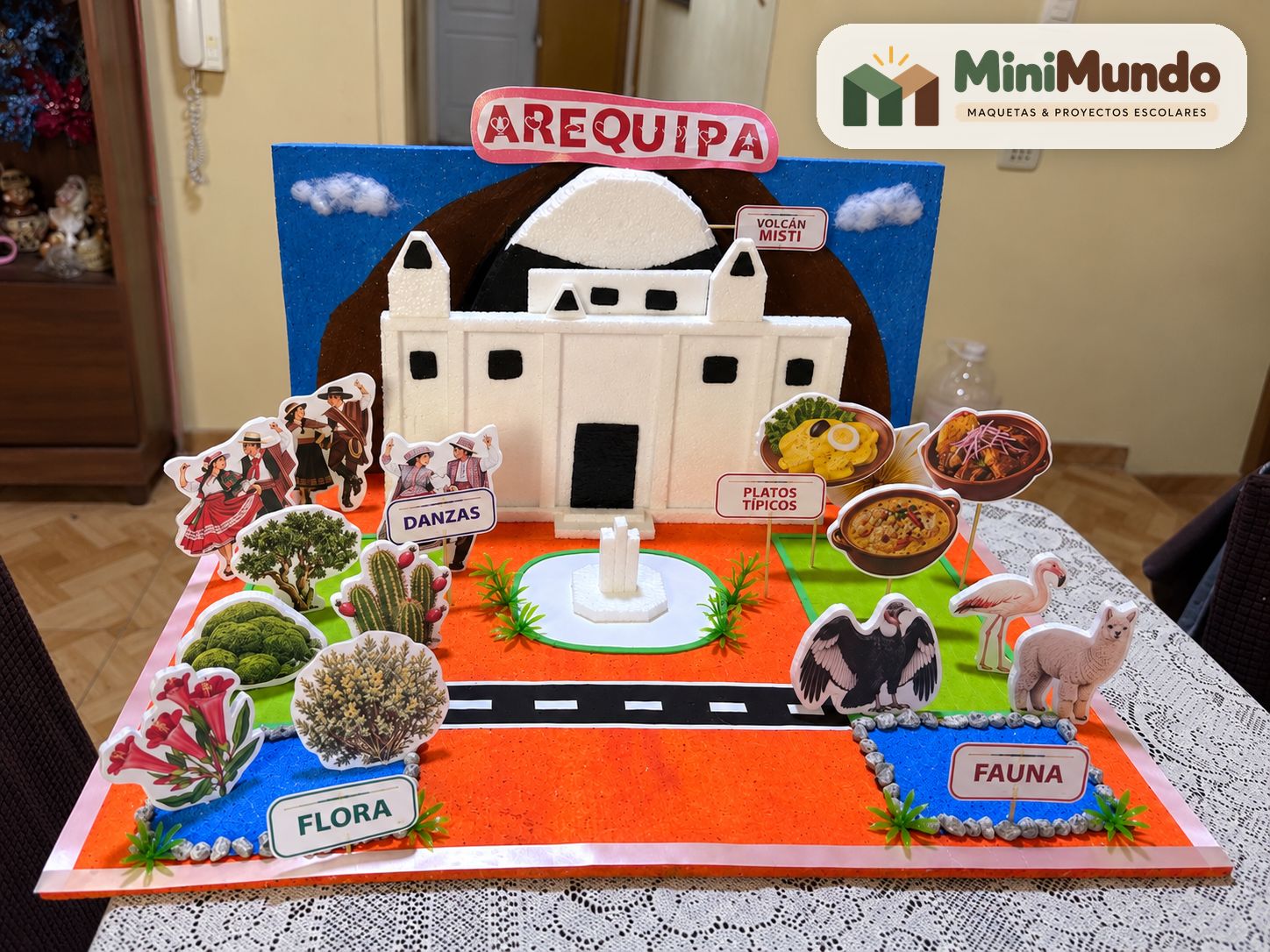 Maqueta de Arequipa con la catedral, el volcán Misti, danzas, platos típicos, flora y fauna